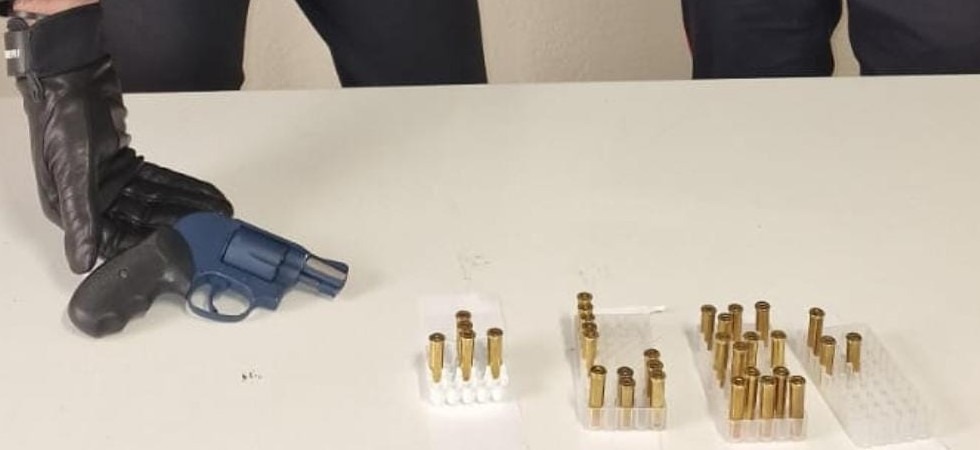 Durante il litigio all’isola ecologica spunta una pistola: un 55enne spara con una calibro 38 per intimidire il rivale